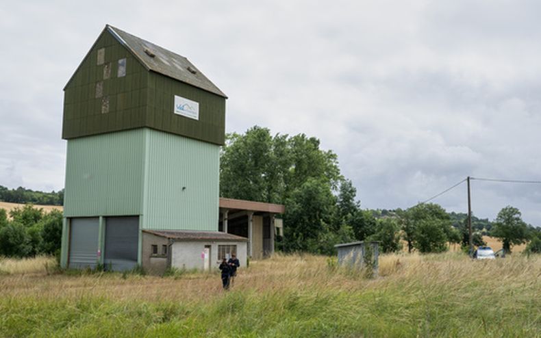 Policías franceses guardan el lugar donde fue hallado un cuerpo durante la búsqueda de una niña de 11 años desaparecida en Puycasquier, Francia, el 5 de junio del 2026. (AP foto/Frederic Lancelot)