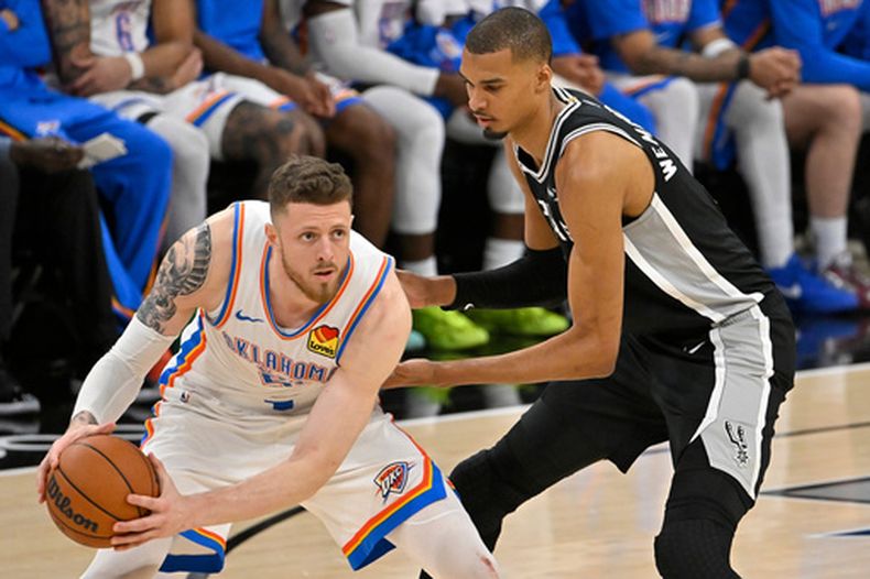 El alero de los Spurs de San Antonio, Victor Wembanyama (1), defiende ante el pívot del Thunder de Oklahoma City, Isaiah Hartenstein (55), en la segunda mitad del sexto partido de la serie de playoffs de las finales de la Conferencia Oeste de la NBA, el jueves 28 de mayo de 2026, en San Antonio. (Foto AP/Darren Abate)