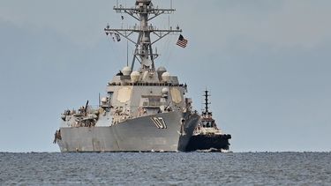 El destructor estadounidense USS Gravely llega a atracar para ejercicios militares en Puerto España, Trinidad y Tobago, el domingo 26 de octubre de 2025. (AP Foto/Robert Taylor)