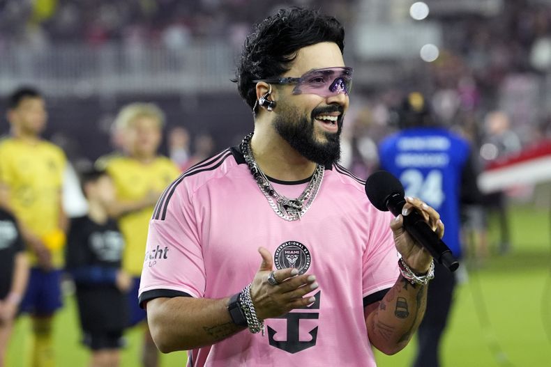 ARCHIVO - El músico Luis Figueroa, de Puerto Rico, canta el himno nacional antes de un partido de la MLS entre el Inter Miami y Real Salt Lake, el 21 de febrero de 2024, en Fort Lauderdale, Florida. Figueroa fusiona salsa y música urbana en su EP “Coexistencia” lanzado en mayo de 2024. (Foto AP/Lynne Sladky, archivo)