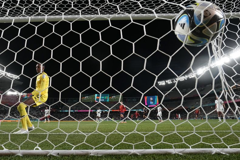 La portera de Zambia, Eunice Sakala, encaja un gol tras un lanzamiento de Jennifer Hermoso durante el partido del Grupo C del Mundial femenino que enfrentó a España y Zambia, en Eden Park, Auckland, Nueva Zelanda, el 26 de julio de 2023. (AP Foto/Abbie Parr)