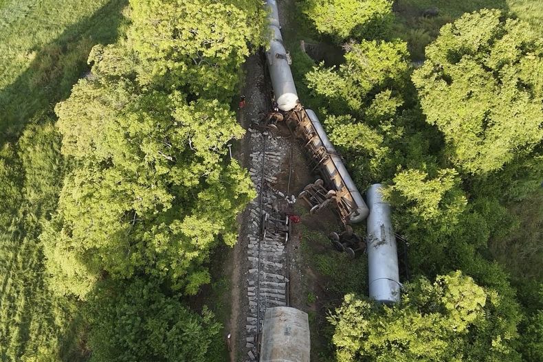 En esta imagen, tomada de un video, se muestra el descarrilamiento de un tren que transportaba combustible en Minneriya, Sri Lanka, el sábado 19 de octubre de 2024, tras chocar con una manada de elefantes el viernes. (AP Foto)