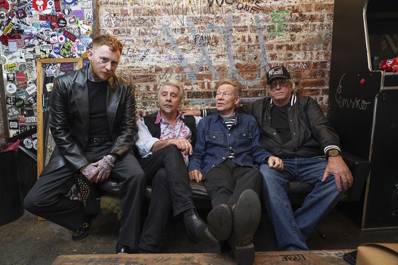 Frank Carter, de izquierda a derecha, Glen Matlock, Paul Cook y Steve Jones de los Sex Pistols posan para fotografías de retratos, el viernes 21 de marzo de 2025. (Foto Alberto Pezzali/Invision/AP)