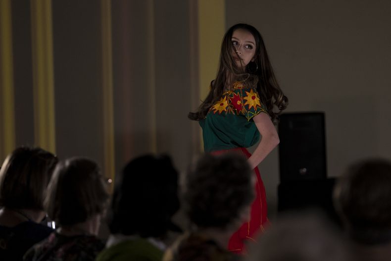 Una modelo luce prendas durante un desfile de modas con textiles guatemaltecos, el viernes 12 de mayo de 2023, en Brownsville, Texas. Elena de León, una diseñadora nacida en Guatemala, combinó técnicas indígenas de tejido, diseño moderno de ropa y colorida historia de su país natal en esa exhibición, la cual ofreció una muestra no sólo de su visión artística, sino un trabajo de madres guatemaltecas, incluidas algunas que viven en Estados Unidos y otras que se quedaron en su país para apoyar a sus familias. (AP Foto/Julio Cortez)