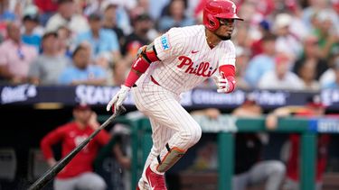 Luis Arraez, de los Filis de Filadelfia, completa su swing tras conectar un doblete productor contra el lanzador de los Nacionales de Washington, Zack Littell, durante la tercera entrada de un partido de béisbol el martes 4 de agosto de 2026, en Filadelfia. (Foto AP/Matt Slocum)