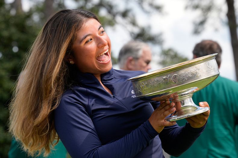 La colombiana Maria José Marín sostiene el trofeo tras conquistar el Amateur Femenino de Augusta National, el sábado 4 de abril de 2026 (AP Foto/David J. Phillip)