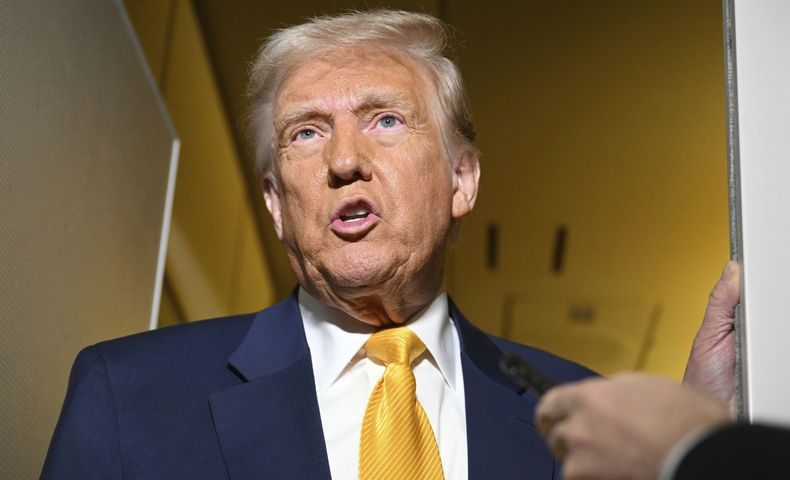 El presidente de Estados Unidos, Donald Trump, habla a los periodistas a bordo del Air Force One camino de Miami, el sábado 12 de abril de 2025. (Pool via AP)