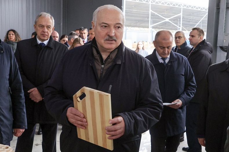 En esta foto proporcionada por el Servicio de Prensa Presidencial de Bielorrusia, el presidente bielorruso Alexander Lukashenko, centro, visita la Reserva de la Biosfera de Berezinsky en una gira de trabajo al distrito de Lepel de la región de Vitebsk, Bielorrusia, el viernes 31 de octubre de 2025. (Servicio de Prensa Presidencial de Bielorrusia vía AP)