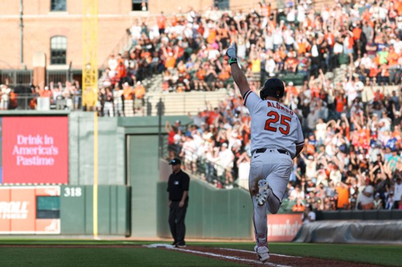 Pete Alonso, de los Orioles de Baltimore, festeja luego de empujar la carrera de la victoria sobre los Azulejos de Toronto, el sábado 30 de mayo de 2026 (AP Foto/Terrance Williams)