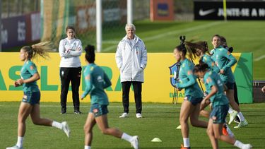 Pia Sundhage, entrenadora de la selección de Brasil, observa una sesión de entrenamiento en el centro de preparación de la Granja Comary, de cara a la participación de su equipo en la Copa del Mundo, en Teresópolis, Brasil, el viernes 23 de junio de 2023. (AP Foto/Silvia Izquierdo)
