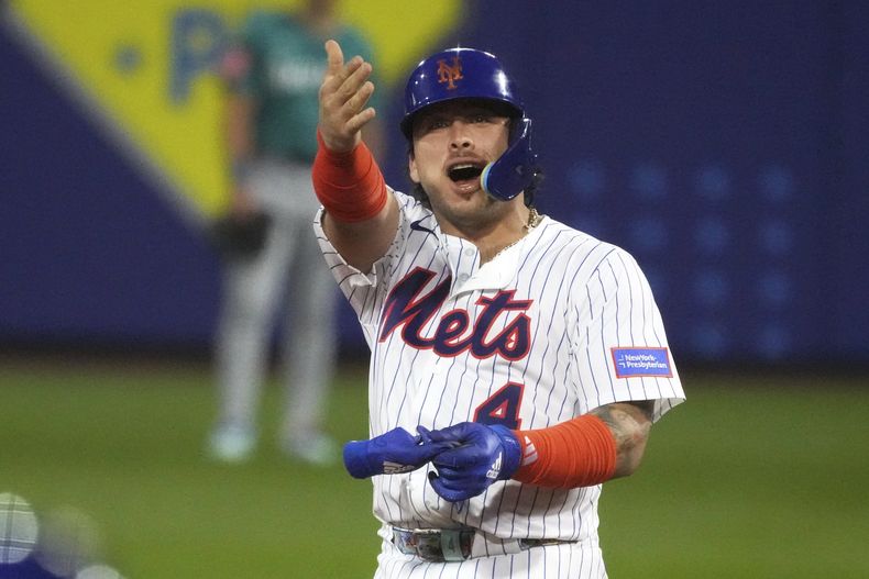 Francisco Álvarez celebra después de producir una carrera con un doble frente a George Kirby, de los Marineros de Seattle, durante la segunda entrada del juego de béisbol de Grandes Ligas, en el Clásico de Pequeñas Ligas, en Bowman Field en Williamsport, Pennsylvania, el domingo 17 de agosto de 2025. (AP Foto/Gene J. Puskar)