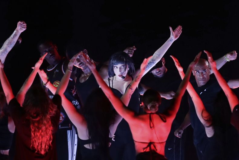 Lady Gaga participa en un ensayo un día antes de su concierto gratuito, en la playa de Copacabana, en Río de Janeiro, el viernes 2 de mayo de 2025. (Foto AP/Bruna Prado)