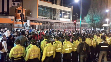desalojan a cubanos que acampaban frente a embajada de mexico en quito