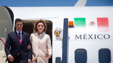 americateve | Fotograf&iacute;a de archivo del 14 de noviembre de 2014, difundida por G20 Australia, del presidente de M&eacute;xico Enrique Pe&ntilde;a Nieto y la primera dama Ang&eacute;lica Rivera Hurtado mientras llegan al aeropuerto de Brisbane para asistir a la c