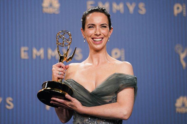 Kate OFlynn posa en la sala de prensa con el premio a la mejor actriz de reparto en una serie de comedia por Widows Bay durante la 78.ª edición de los premios Emmy, el lunes 14 de septiembre de 2026, en el JW Marriott de Los Ángeles. (Foto Richard Shotwell/Invision/AP)