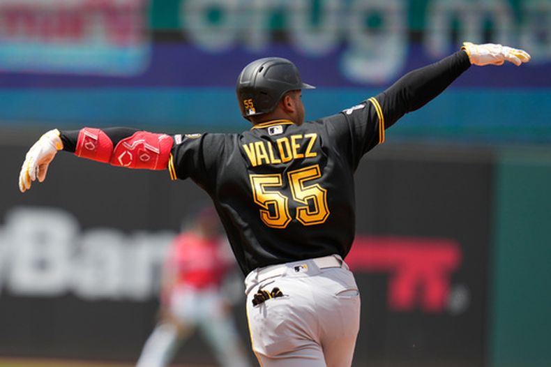 Esmerlyn Valdez, de los Piratas de Pittsburgh, extiende los brazos mientras corre las bases luego de batear un jonrón en la sexta entrada del juego de béisbol de Grandes Ligas contra los Guardianes de Cleveland, el sábado 18 de julio de 2026, en Cleveland. (AP Foto/Sue Ogrocki)