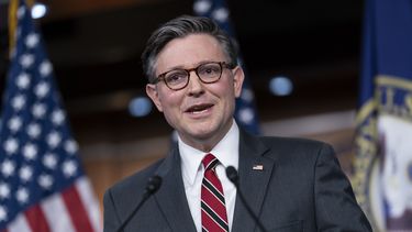 ARCHIVO - El vocero de la Cámara Mike Johnson, representante de Luisiana, se reúne con la prensa tras una reunión a puerta cerrada del Partido Republicano en el Capitolio en Washington, el 14 de febrero de 2024. (AP Foto/J. Scott Applewhite, Archivo)