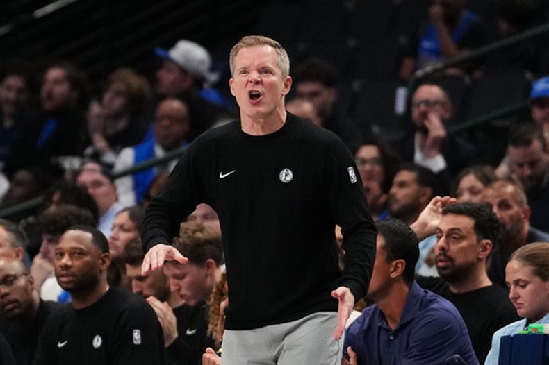 El entrenador en jefe de los Mavericks de Dallas, Dusty May, instruye a su equipo durante la segunda mitad de un partido de básquetbol de pretemporada de la NBA contra los Pelicans de Nueva Orleans en Dallas, el miércoles 14 de octubre de 2026. (Foto AP/Tony Gutierrez)