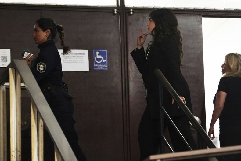 Dalma Maradona, la hija del fallecido astro del fútbol Diego Maradona, ingresa a la corte de San Isidro, en las afueras de Buenos Aires, Argentina, el martes 15 abril, 2025, para declarar en el juicio por homicidio contra siete profesionales de la salud que trataban a su padre. (AP Foto/Emmanuel Fernnádez)