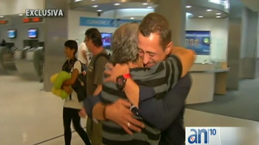 padre cubano se reencuentra con su hijo en aeropuerto de miami despues de 35 anos sin verse