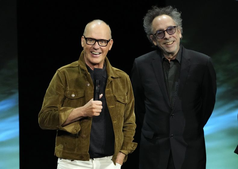 Michael Keaton, izquierda, astro de la próxima película Beetlejuice Beetlejuice, habla junto al director Tim Burton durante la presentación de Warner Bros. Pictures en CinemaCon 2024, el martes 9 de abril de 2024, en Las Vegas. (Foto AP/Chris Pizzello)
