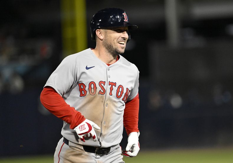 Alex Bregman, de los Medias Rojas de Boston, festeja tras conectar un jonrón ante los Rays de Tampa Bay, el martes 15 de abril de 2025 (AP foto/Jason Behnken)
