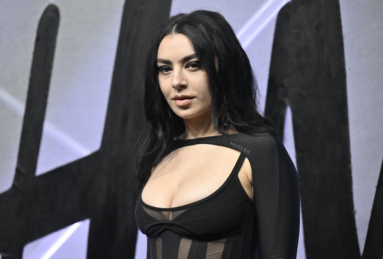 ARCHIVO - Charli XCX aparece en el evento de lanzamiento global de Mugler H&M en Nueva York el 19 de abril de 2023. (Foto Evan Agostini/Invision/AP, archivo)