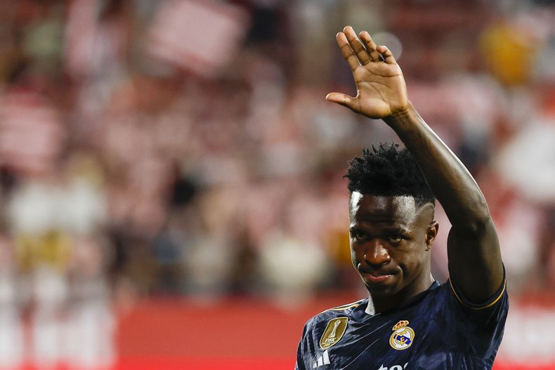 El brasileño Vinícius Júnior del Real Madrid saluda a los fanáticos al final del partido de la Liga Española ante el Girona, en el Estadio Montilivi, en Girona, España. Sábado 30 de septiembre de 2023. (AP Foto/Joan Monfort)