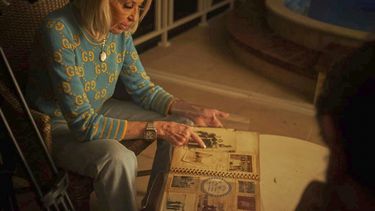Esta imagen publicada por ViX muestra a la personalidad de televisión Laura Bozzo durante el rodaje del documental Laura Bozzo. (ViX via AP)