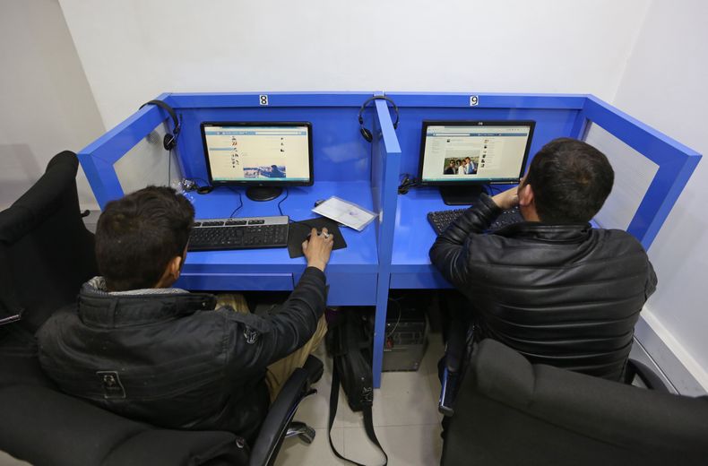 ARCHIVO - En esta imagen del 10 de febrero de 2016, afganos acceden a redes sociales en un negocio privado acceso a internet en Kabul, Afganistán. (AP Foto/Rahmat Gul, archivo)