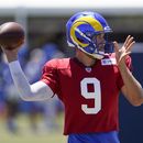 Stafford desestima lesión de codo y entrena con Rams