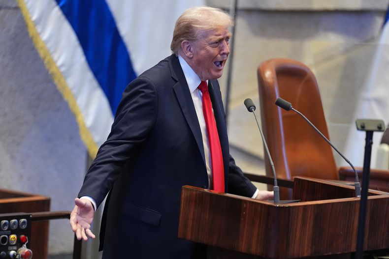 El presidente de Estados Unidos, Donald Trump, habla en el Knéset, el parlamento israelí, el lunes 13 de octubre de 2025 en Jerusalén. (AP Foto/Evan Vucci, Pool)