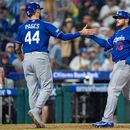 Max Muncy (derecha), de los Dodgers de Los Ángeles, celebra con el cubano Andy Pages tras conectar un jonrón en el juego ante los Filis de Filadelfia, el martes 21 de julio de 2026 (AP Foto/Chris Szagola)