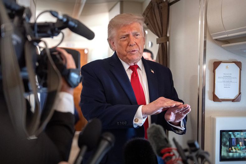 El presidente de Estados Unidos Donald Trump habla con reporteros a bordo del Air Force One en camino a la Base Aérea Andrews, en Maryland, el viernes 5 de junio de 2026. (AP Foto/Mark Schiefelbein)