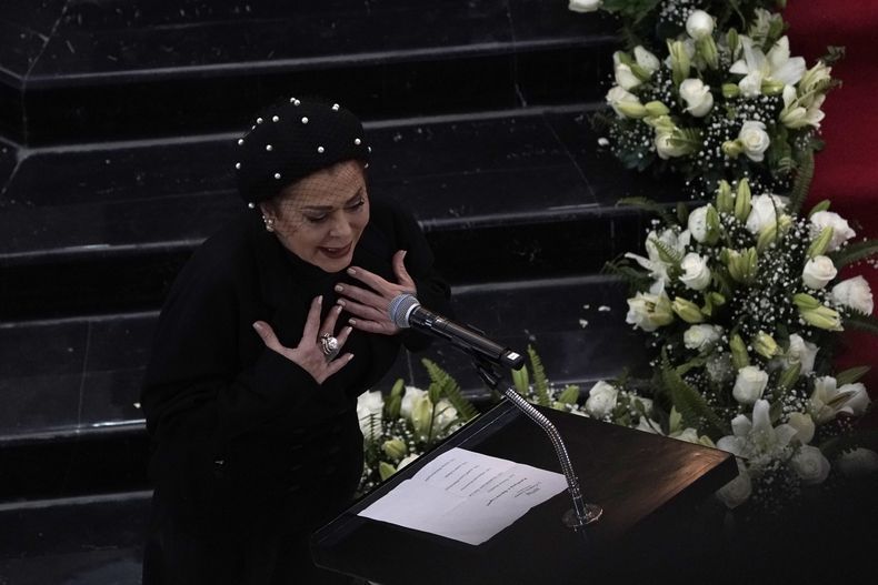 Alejandra Guzmán pronuncia un último adiós junto a los restos de su madre, la actriz mexicana Silvia Pinal, durante un funeral conmemorativo en el Palacio de Bellas Artes, en la Ciudad de México, el sábado 30 de noviembre de 2024. Pinal, actriz de la Época de Oro del cine mexicano de las décadas de 1940 y 50, murió el jueves. Tenía 93 años. (Foto AP/Aurea Del Rosario)