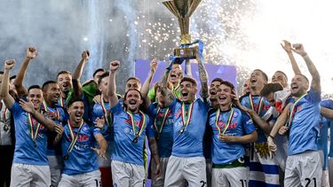 ARCHIVO - Jugadores del Napoli celebran luego de consagrarse campeones de la Serie A italiana, el domingo 4 de junio de 2023, en el estadio Diego Armando Maradona de Nápoles. (Ciro Fusco/ANSA, Pool Foto vía AP, archivo)