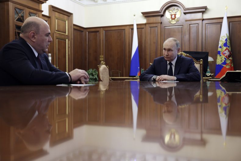 El presidente ruso Vladímir Putin, derecha, dialoga con el primer ministro Mikhail Mishustin, durante su reunión en el Kremlin, en Moscú, Rusia, el viernes 10 de mayo de 2024. (Gavriil Grigorov, Sputnik, Kremlin Pool Photo vía AP)