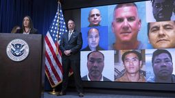 La subdirectora del Servicio de Control de Inmigración y Aduanas de Estados Unidos (ICE, por sus siglas en inglés) Madison Sheahan, junto con el director interino de ese organismo, Todd Lyons, habla en una conferencia de prensa en las oficinas generales del ICE en Washington, el miércoles 21 de mayo de 2025. (AP Foto/Jose Luis Magana)