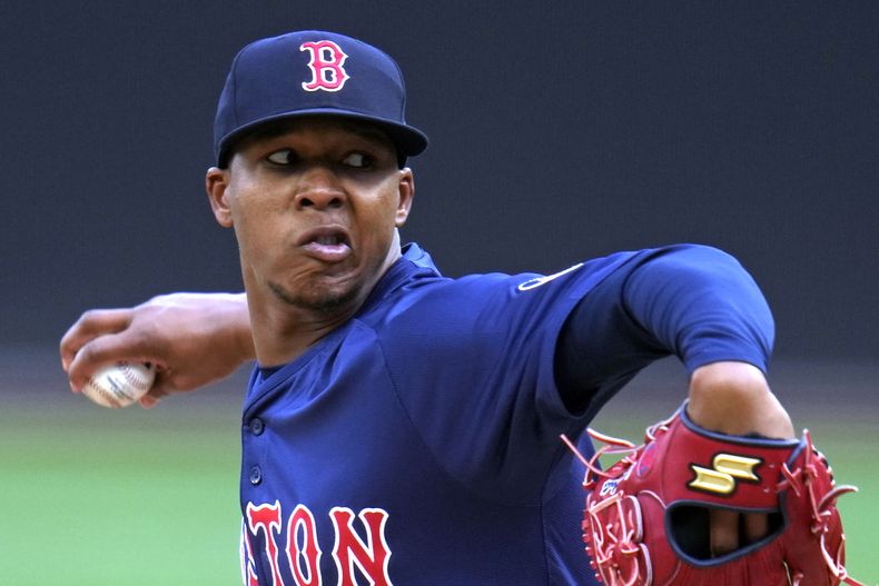 El dominicano Brayan Bello, de los Medias Rojas de Boston, hace un lanzamiento en el juego ante los Piratas de Pittsburgh, el viernes 19 de abril de 2024 (AP Foto/Gene J. Puskar)