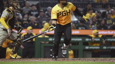 El primera base de los Piratas de Pittsburgh Carlos Santana produce carrera con sencillo en la sexta entrada del partido de béisbol ante los Padres de San Diego, en Pittsburgh, martes 27 de junio de 2023. (AP Foto/Justin Berl)
