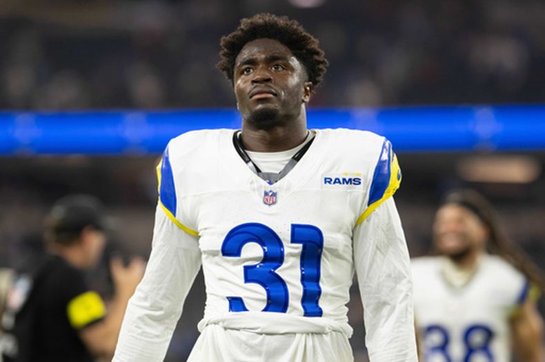 ARCHIVO - Foto del domingo 23 de noviembre del 2025,FILE - El cornerback de los Rams de Los Ángeles Darious Williams sale del campo tras el encuentro ante los Buccaneers de Tampa Bay. (AP Foto/Kyusung Gong, Archivo)