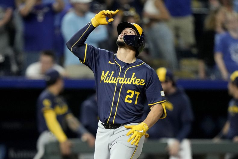 El dominicano Willy Adames, de los Cerveceros de Milwaukee, festeja tras conectar un jonrón de tres carreras ante los Reales de Kansas City, el martes 7 de mayo de 2024 (AP Foto/Charlie Riedel)