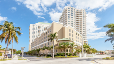 roban cuatro vehiculos del valet parking en edificio de bayshore