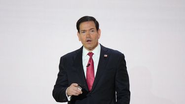 El secretario de Estado de Estados Unidos, Marco Rubio, habla ante el público antes de la intervención del presidente Donald Trump en el auditorio Andrew W. Mellon, el martes 29 de septiembre de 2026, en Washington. (AP Foto/Mark Schiefelbein)