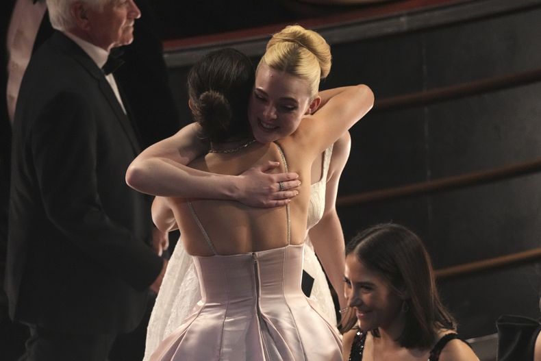 Monica Barbaro abraza a Elle Fanning entre el público durante los Oscar el domingo 2 de marzo de 2025 en el Teatro Dolby de Los Ángeles. (Foto AP/Chris Pizzello)