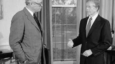 ARCHIVO – El presidente Jimmy Carter, derecha, se reúne con el secretario de Justicia Benjamin Civiletti en la Casa Blanca, Washington, el 13 de diciembre de 1979. (AP Foto/Ira Schwarz, Archivo)