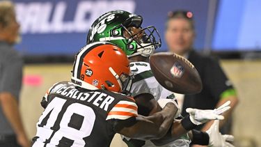Tanner McCalister, de los Browns de Cleveland, desvía un pase dirigido a T.J. Luther, de los Jets de Nueva York, en el partido del Salón de la Fama, el jueves 3 de agosto de 2023, en Canton, Ohio (AP Foto/David Richard)