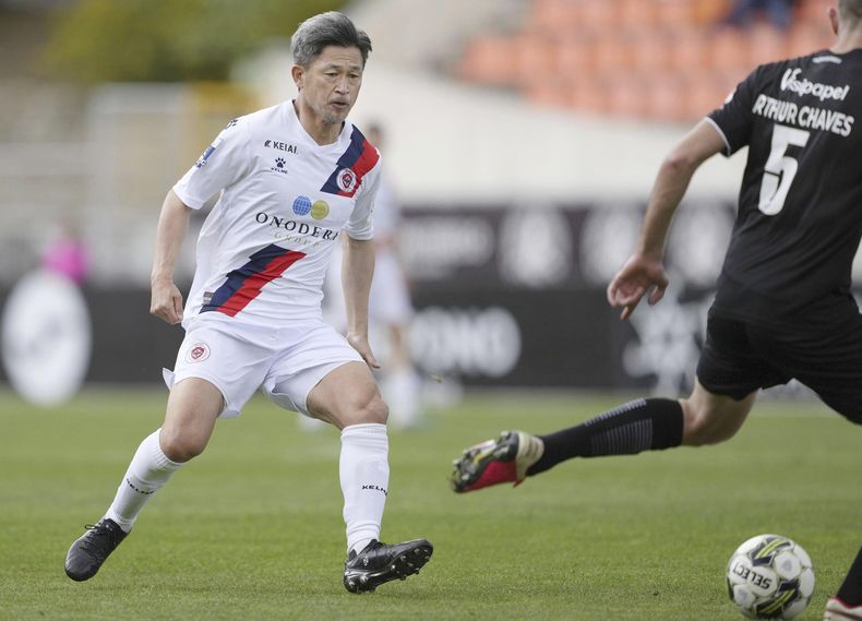 El delantero Kazuyoshi Miura juega por el Oliveirense en Portugal, el 22 de abril de 2023 (Kyodo News via AP)