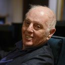 ARCHIVO - El pianista y director de orquesta argentino Daniel Barenboim posa durante una entrevista en el teatro La Scala de Milán, Italia, el 14 de febrero de 2023. (Foto AP/Luca Bruno, archivo)