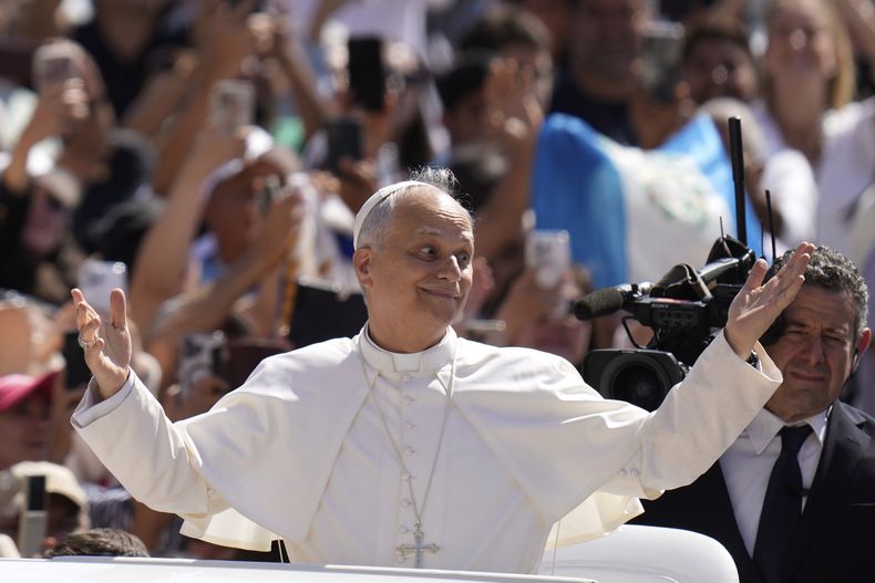 ARCHIVO - El papa León XIV a su llegada a su audiencia semanal en la Plaza de San Pedro, en el Vaticano, el miércoles 4 de junio de 2025. (AP Foto/Gregorio Borgia, Archivo)